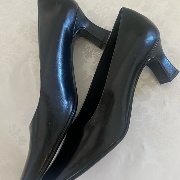 Liz Claiborne “Villager” leather pump size 9M worn 1 time! - Picture 7 of 11